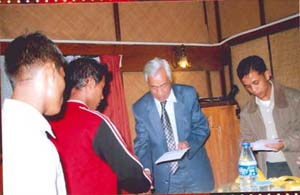 Shri J.D. Rymbai giving away the prizes to students